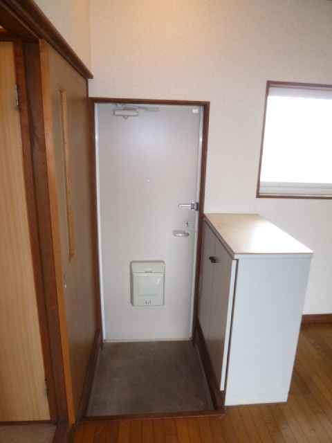 Entrance. There are shoe box