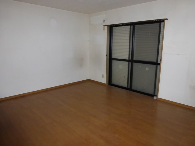 Other room space. Peace of mind with shutters ☆ 