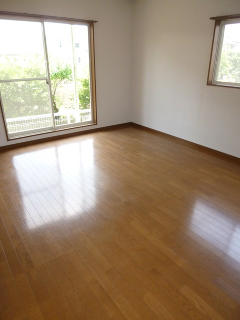 Living and room. It is a corner room ☆