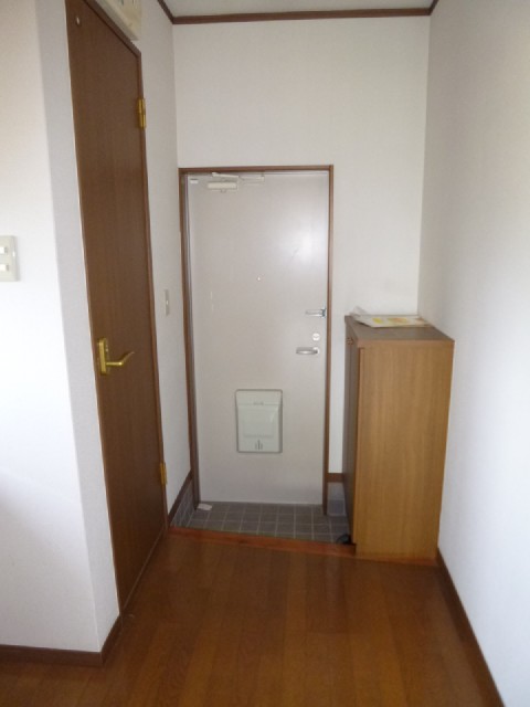 Entrance. Yes shoe box ☆