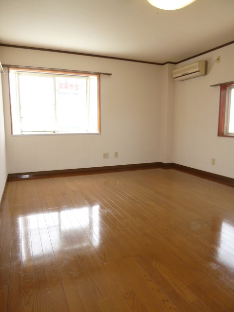 Other room space. There are lighting fixtures ☆