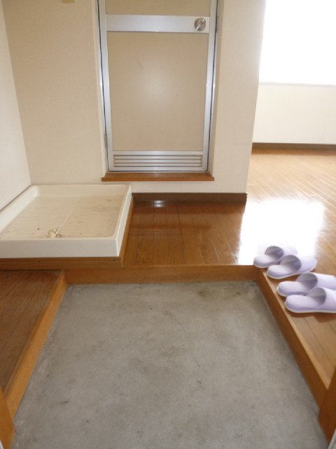 Other room space. Indoor Laundry Storage ☆