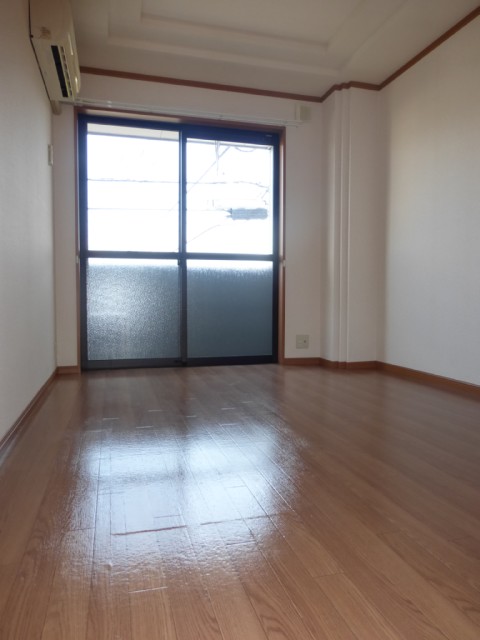 Other room space. It is air-conditioned! !