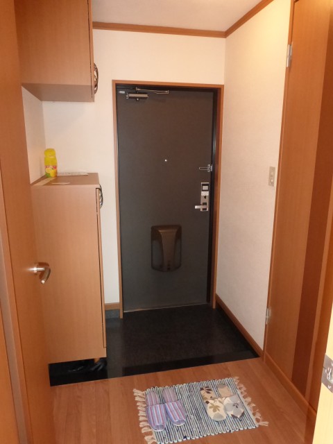 Entrance. It is with a shoebox! !