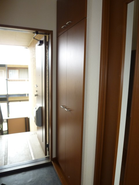 Entrance. Large shoe box