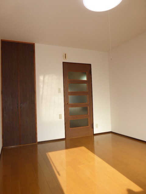 Other room space. Bright room