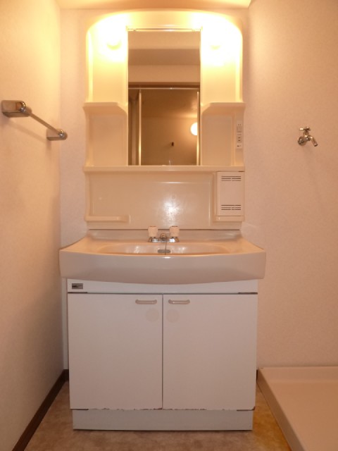 Other room space. Independent wash basin! !