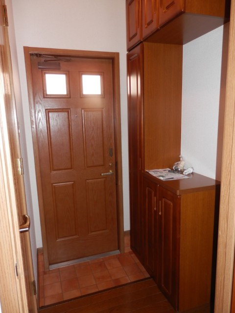 Entrance. There is a large shoe box! !