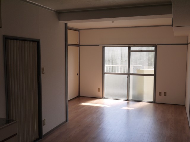 Living and room. There Pledge DK7