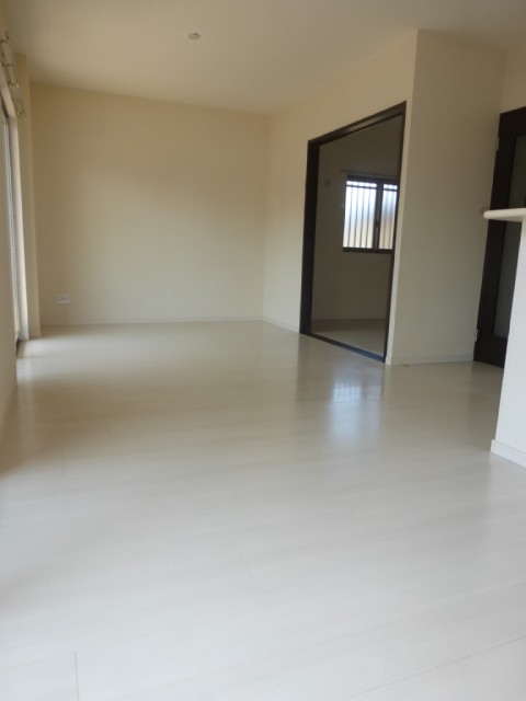 Living and room. We are living in the south-facing ☆