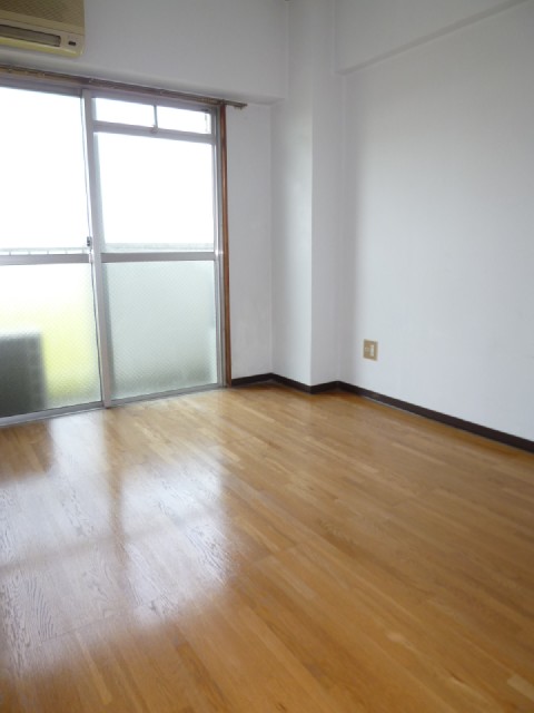 Living and room. This flooring ☆