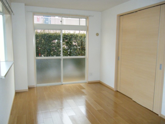 Other room space. It is a corner room!