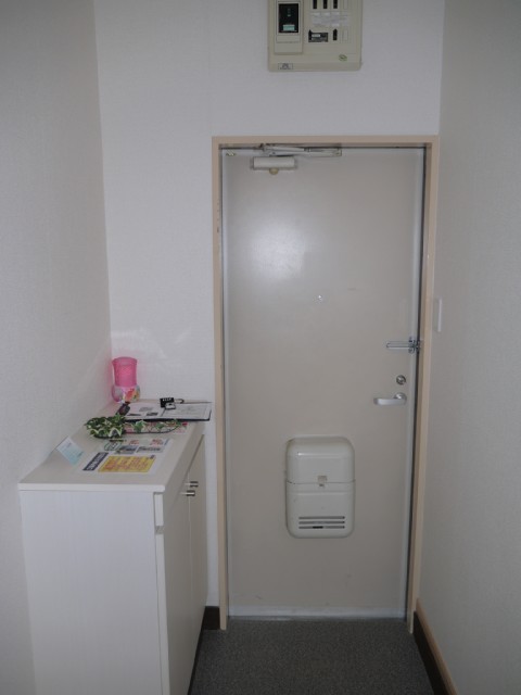 Entrance. There are shoe box