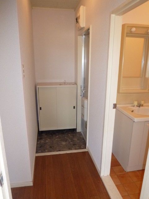 Entrance. With entrance shoe box