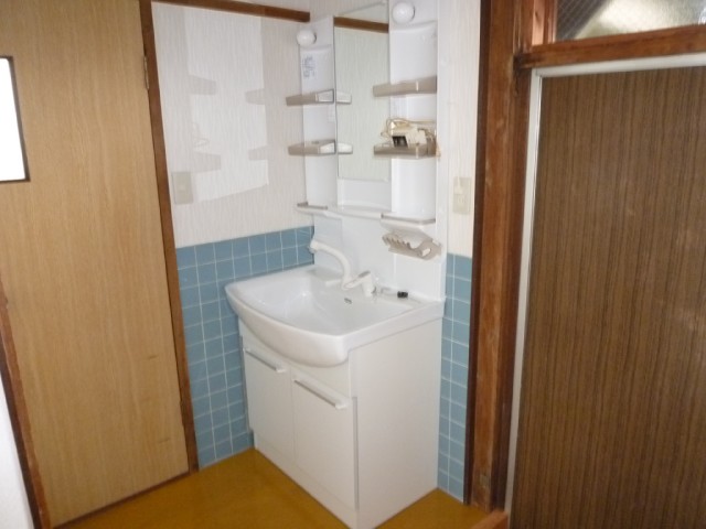 Other room space. New shampoo dresser