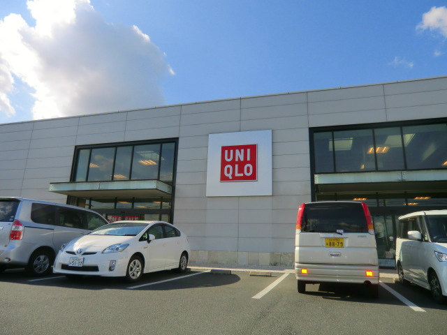 Shopping centre. 500m to UNIQLO (shopping center)