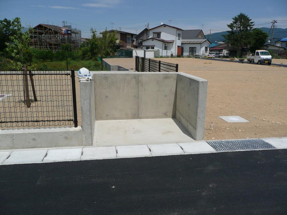 Local photos, including front road. Equipped with a garbage station in the subdivision, There is a feeling of cleanliness.