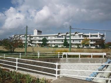 Primary school. Municipal Seongnam 580m walk about 8 minutes to elementary school