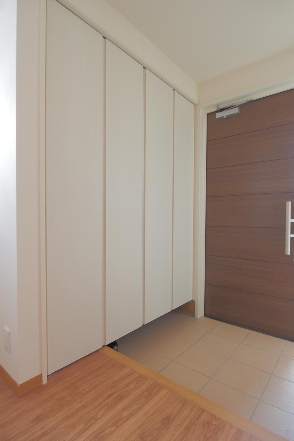 Entrance. Shoes closet