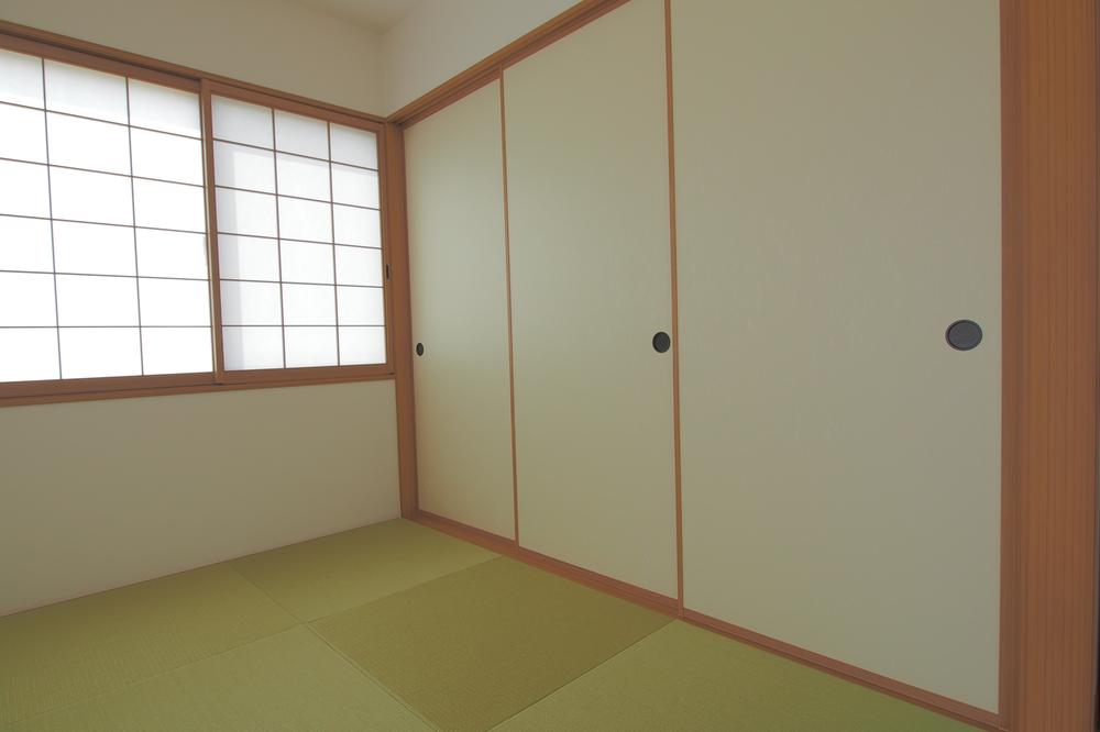 Non-living room. Two-sided lighting bright Japanese-style