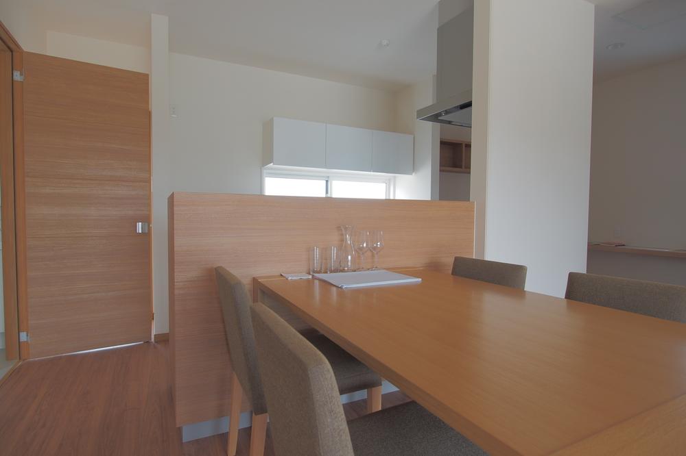 Kitchen. Since the face-to-face kitchen overlooks the appearance of living.