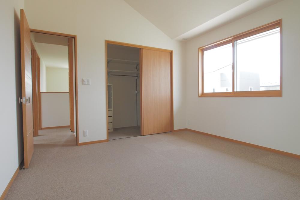 Non-living room. The main bedroom is spacious 9 Pledge. Storage is also enhanced.