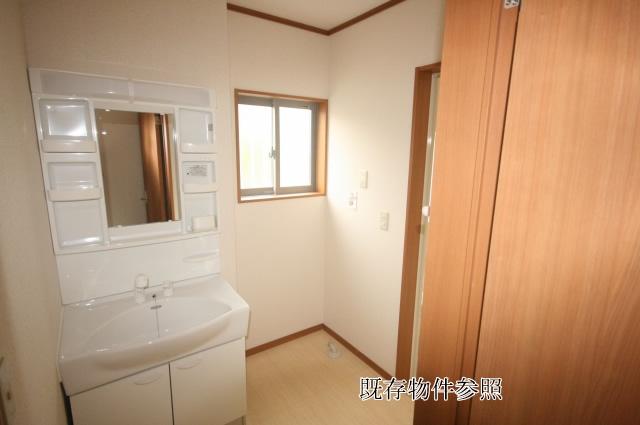 Wash basin, toilet. living, Dihedral door adopted placed directly from the hallway