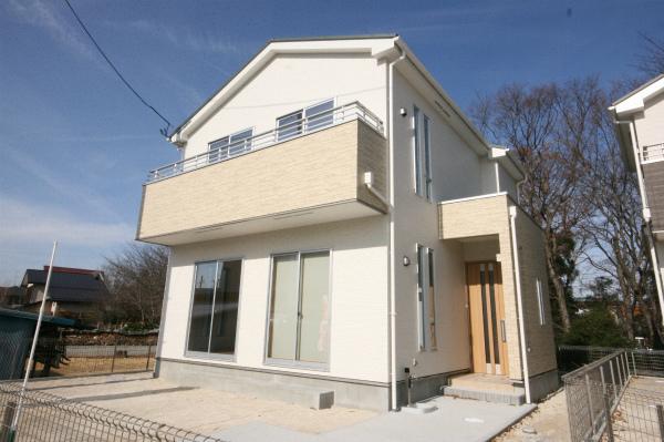 Local appearance photo. Bright color scheme