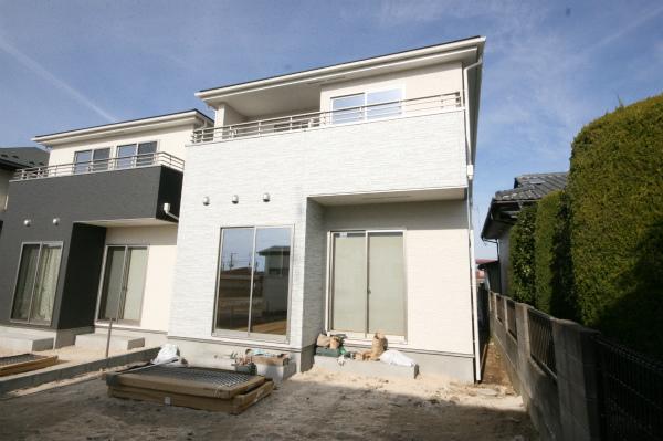 Local appearance photo. Bright color scheme