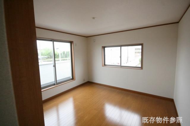 Non-living room. Each room two-sided lighting