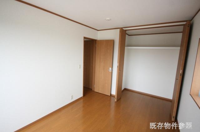 Wash basin, toilet. Closet storage