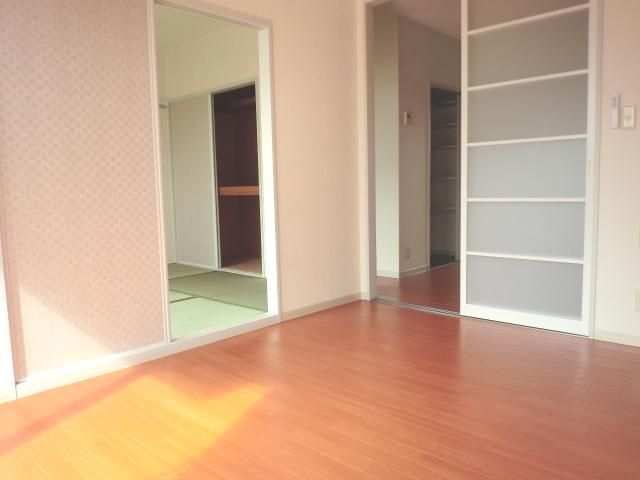 Living and room. It is also recommended to the Single's.