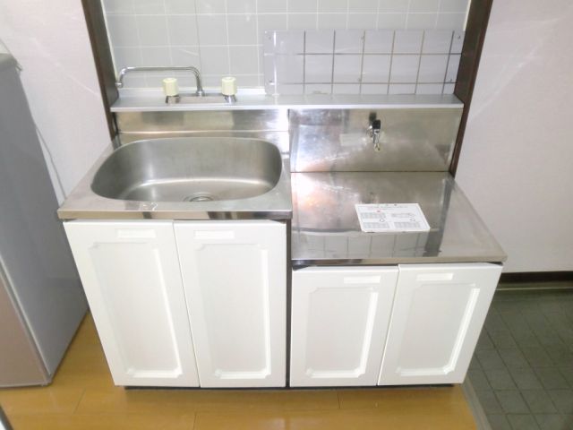 Kitchen. Two-burner stove can be installed