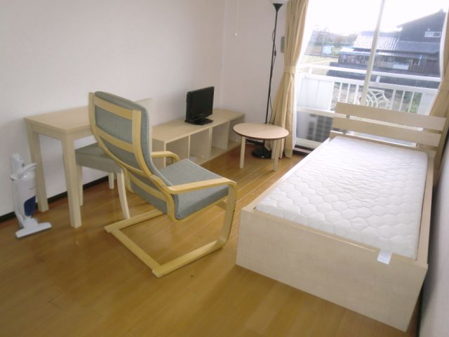 Living and room. For the south-facing, Day is good