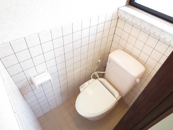 Wash basin, toilet. Bidet with toilet