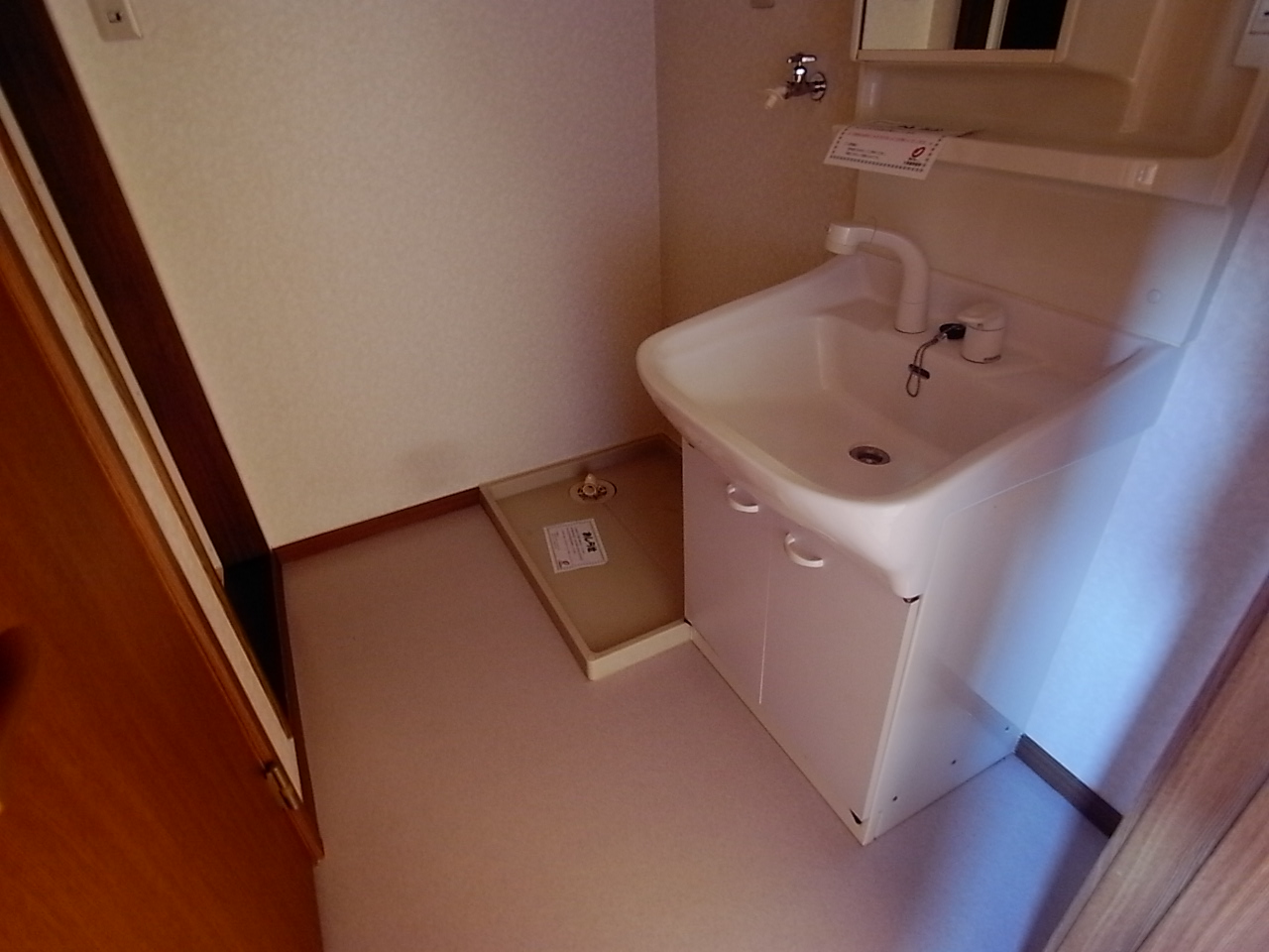 Washroom. Cleaning are easy with a shampoo dresser