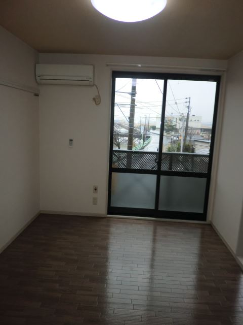 Living and room. It is a bright room facing south. 