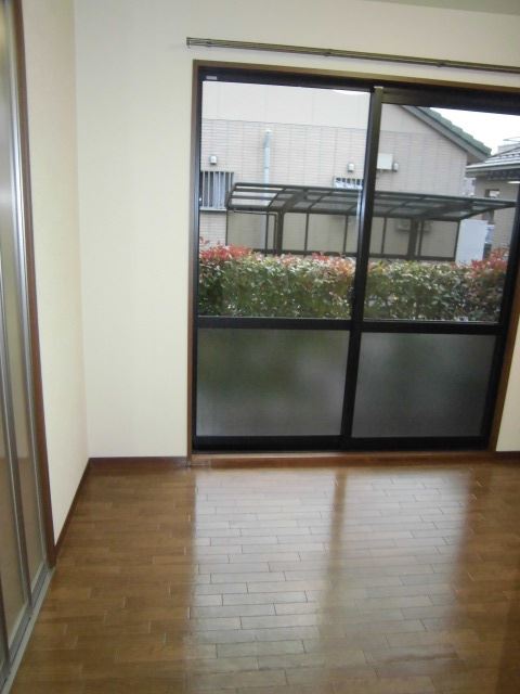 Living and room. It is a bright room facing south.