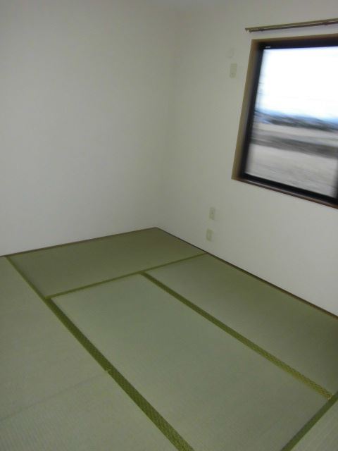 Living and room. You will relax after all the Japanese-style room.