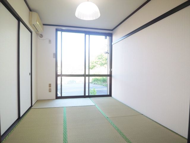 Living and room. 6-mat of bright Japanese-style room
