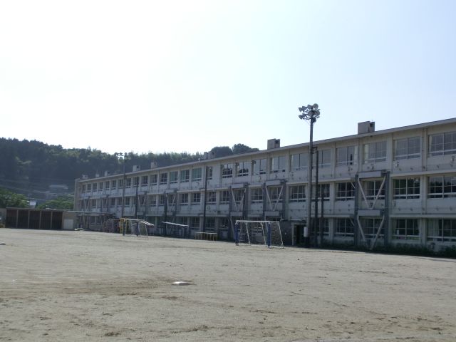 Primary school. Municipal Nagashima to elementary school (elementary school) 2100m