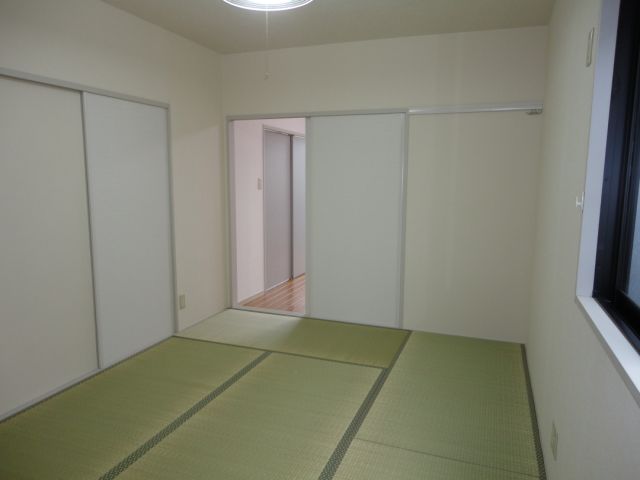 Living and room. Japanese-style room to settle there is a window
