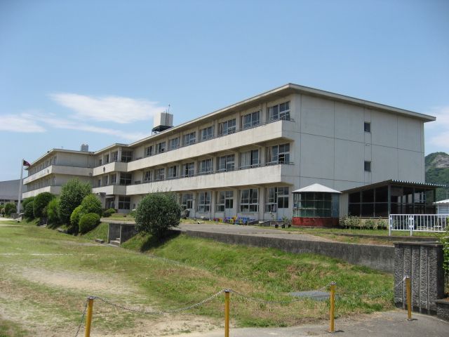 Primary school. Municipal to North elementary school (elementary school) 1100m
