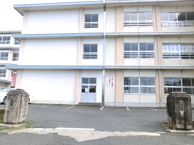 Primary school. 2100m until the Municipal Sakamoto Elementary School (elementary school)