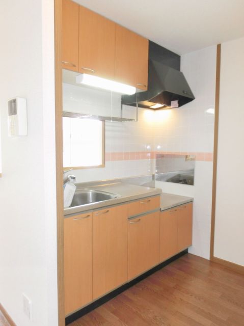 Kitchen. Face-to-face kitchen bouncing of conversation.