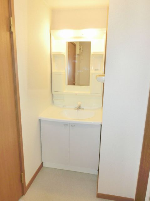 Washroom. Loose broad basin bowl.