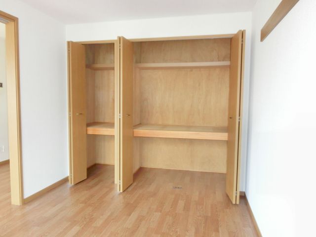 Receipt. Storage of large capacity of wall-to-wall.