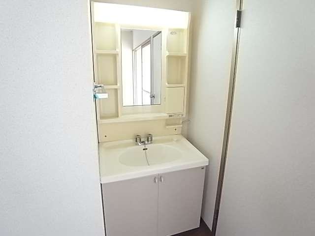 Washroom. Independent wash basin