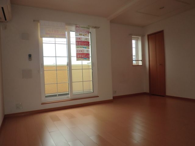 Living and room. It seems can also use the spacious living room.