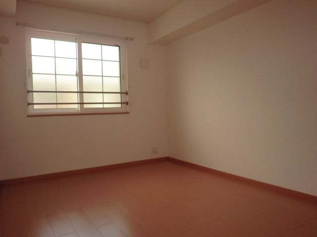 Living and room. Is a window with a Western-style a little spread of 6.5 quires of the north.